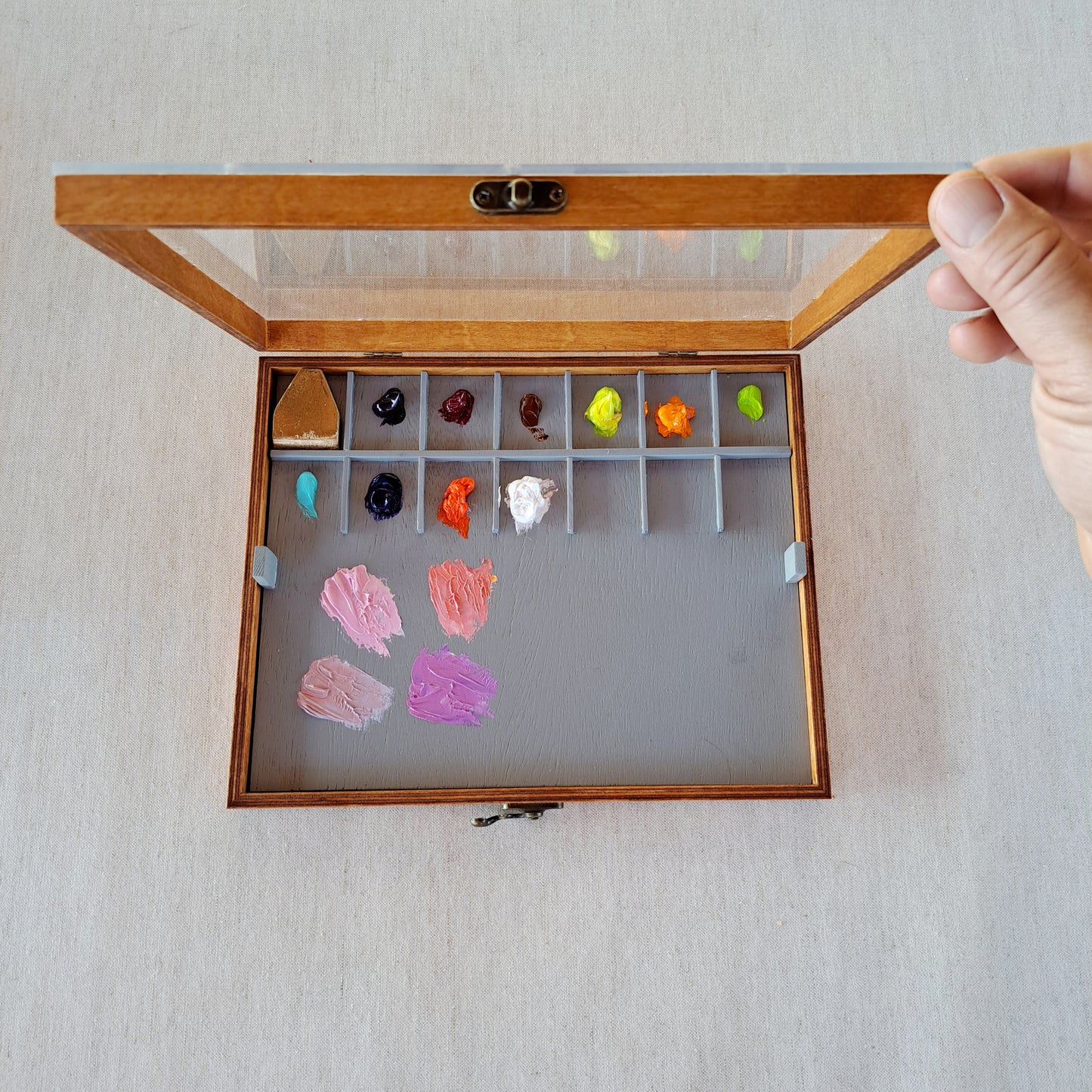 Freezable paint storage with palette for mixing colors, box for preservation of oil paints